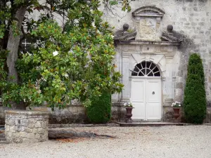 Cazeneuve castle - Castle Gate and courtyard 