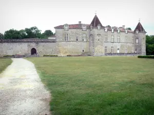 Cazeneuve castle - Path lined with lawn leading to the entrance of the castle 