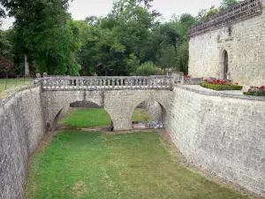 Cazeneuve castle - Bridge with two arches spanning the moat and castle walls 