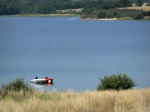 Cébron lake - View of the lake and its surroundings