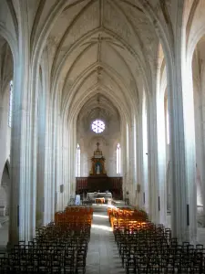 Celles-sur-Belle royal abbey - Inside the Notre-Dame abbey church: nave and choir