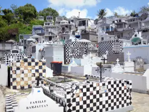 Cementerio de Morne-à-l'Eau - Vista de las tumbas en el cementerio de tablero de ajedrez en blanco y negro ; en la isla de Grande - Terre