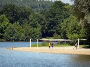 Centro ricreativo di La Ferté-Macé - Volley-ball e gli alberi ai margini del corpo idrico (lago) nel Parco Naturale Regionale Normandie-Maine