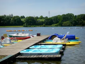 Centro ricreativo di La Ferté-Macé - Pedalò ormeggiato a un corpo galleggiante, acqua (lago) e alberi del Parco Naturale Regionale Normandie-Maine