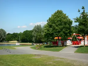 Centro ricreativo di La Ferté-Macé - Terrazza del bar della spiaggia, corpo idrico (lago) e alberi del Parco Naturale Regionale Normandie-Maine