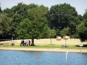 Centro ricreativo di La Ferté-Macé - Corpo idrico (lago), la spiaggia e gli alberi nel Parco Naturale Regionale Normandie-Maine