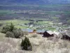 Cerdagne - Haut plateau verdoyant parsemé de maisons ; dans le Parc Naturel Régional des Pyrénées Catalanes