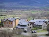 Cerdagne - Bekijk de hoogvlakte groene Cerdagne en huizen, in het Regionale Natuurpark van de Catalaanse Pyreneeën