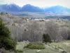 Cerdagne - Regionale Natuurpark van de Catalaanse Pyreneeën landschap Cerdagne omringd door met sneeuw bedekte bergen