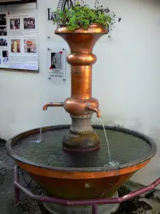 Cerdon - Fontaine en cuivre (fontaine de la cuivrerie)