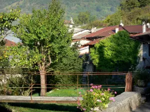 Cerdon - Vue sur les toits de maisons du village