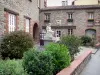 Céret - Fronte all'ufficio turistico e la statua Céret seduta catalano circondato da fiori e arbusti