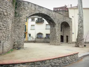 Céret - Porte d'Espagne gate on the Place Pablo Picasso square