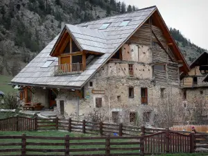 Cervières - Hamlet of Laus: stone chalets and wood