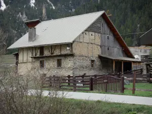 Cervières - Hamlet of Laus: stone chalet and wood