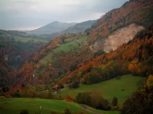 Chablais - Heuvels, weilanden, bossen en huizen in de kleuren van de herfst