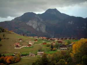 Chablais - Bäume im Herbst, Chalets, Weiden und Berg