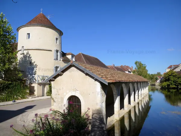 Chablis - Tower and washhouse on the banks of the Serein