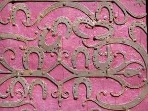 Chablis - Horseshoes nailed to the leaves of the south portal of the Saint-Martin collegiate church