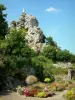 Chailland - Jardin fleuri au pied du rocher de la Vierge