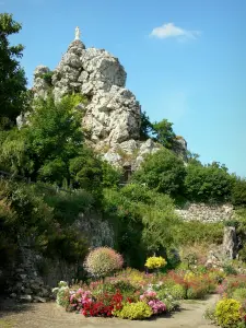 Chailland - Mit Blumen geschmückter Garten am Fusse des Felsens der Jungfrau
