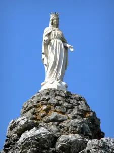 Chailland - Standbild der Jungfrau auf der felsigen Bergspitze