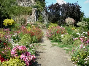 Chailland - Mit Blumen geschmückter Garten am Fusse des Felsens der Jungfrau