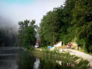 Chaillexon lake - Lake, shore, picnic tables, house and trees along the water