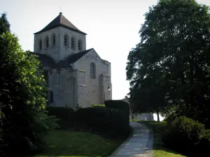 Le Chalard - Met bomen omzoomde laan die leidt tot de Roomse kerk