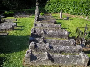 Le Chalard - Tumbas en el cementerio de los monjes