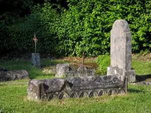 Le Chalard - Tumbas en el cementerio de los monjes