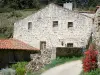 Chalencon - Façade d'une maison en pierre du village