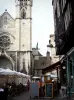 Chalon-sur-Saône - Façade de la cathédrale Saint-Vincent, maisons et terrasse de café de la place Saint-Vincent