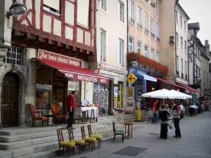 Chalon-sur-Saône - Maisons, boutiques et terrasse de café de la place Saint-Vincent
