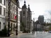 Chalon-sur-Saône - Place de l'Hotel de Ville, fonteinen, gevels van het stadhuis en de kerk van St. Peter en huizen in de stad