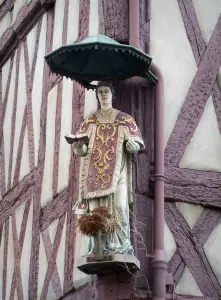 Chalon-sur-Saône - Statue und Fachwerk eines Hauses des historischen Zentrums