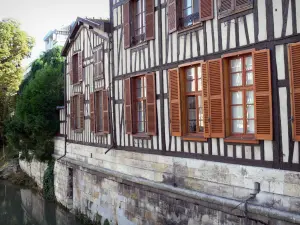Châlons-en-Champagne - Legno-incorniciato casa sul bordo dell'acqua (fiume)