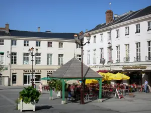 Châlons-en-Champagne - Place du Maréchal Foch : maisons, terrasse de restaurant, lampadaires