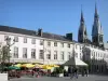 Châlons-en-Champagne - Casas y terraza del restaurante de la Place du Maréchal Foch, y las torres de Notre-Dame-en-Vaux (antigua colegiata)