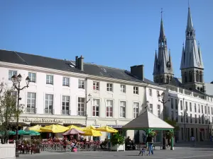 Châlons-en-Champagne - Häuser und Restaurant Terrasse des Platzes Maréchal Foch, und Türme der Kirche Notre-Dame-en-Vaux (ehemalige Stiftskirche)