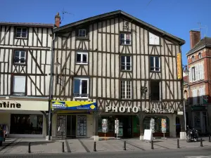 Châlons-en-Champagne - Maisons à pans de bois et commerces de la place de la République