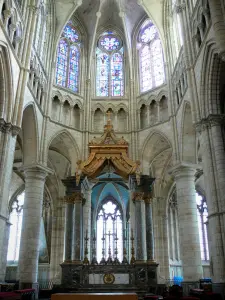 Châlons-en-Champagne - Innere der Kathedrale Saint-Etienne: Hauptaltar mit Baldachin und Chor