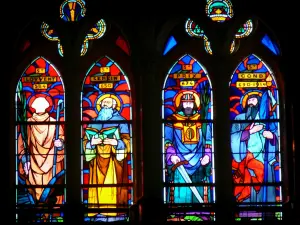 Châlons-en-Champagne - Inside of the Saint-Etienne cathedral: stained glass windows