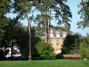 Châlons-en-Champagne - Bâtiment, arbres, lampadaire, banc et pelouse