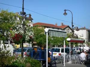 Châlons-en-Champagne - Cafe Terrace, lampioni decorati con fiori, alberi e case in città