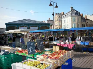 Châlons-en-Champagne - Markt (Obststand vorne), Halle, Strassenleuchte und Wohnhäuser der Stadt