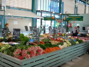 Châlons-en-Champagne - Sous la halle, marché couvert (stand de fruits et légumes) 