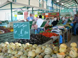 Châlons-en-Champagne - Nell'ambito del mercato, mercato coperto (bancarelle di frutta e verdura, meloni in primo piano)