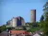 Châlus - Überreste des Schlosses von Châlus-Chabrol, die die Dächer der Häuser der Stadt beherrschen, im Regionalen Naturpark Périgord-Limousin