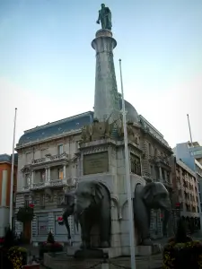 Chambéry - Fontana dell'Elefante e gli edifici in background